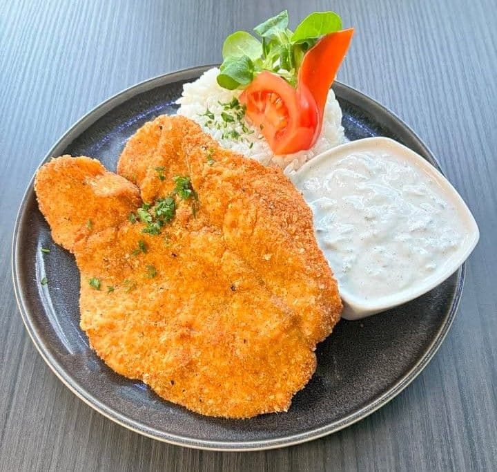 Görögbundás rántott csirkemell, tzatziki