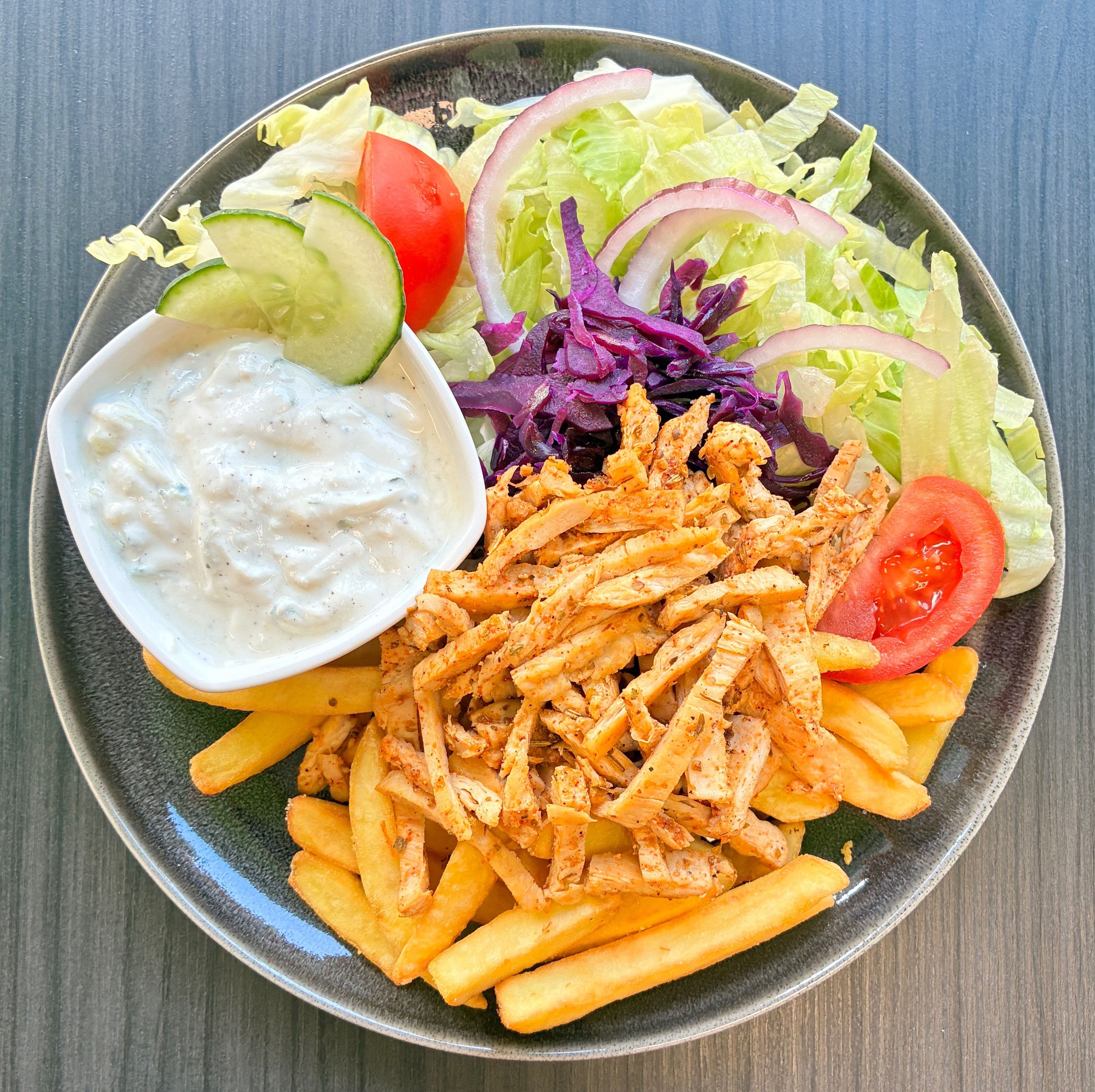 Serpenyős csirkegyros tál, hasábburgonyával, salátával, tzatziki