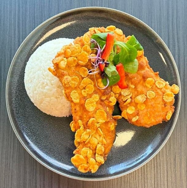 Joghurtban pácolt csirkemell ropogós cornflakes panírban jázminrizzsel
