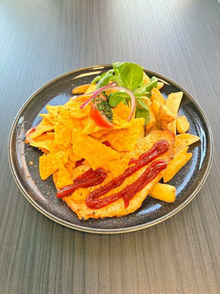 Argentin fűszeres grill csirkemell tortilla chipssel és taco szósszal