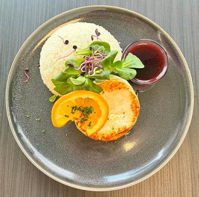 Rántott vagy grillezett camembert sajt, áfonyaöntet