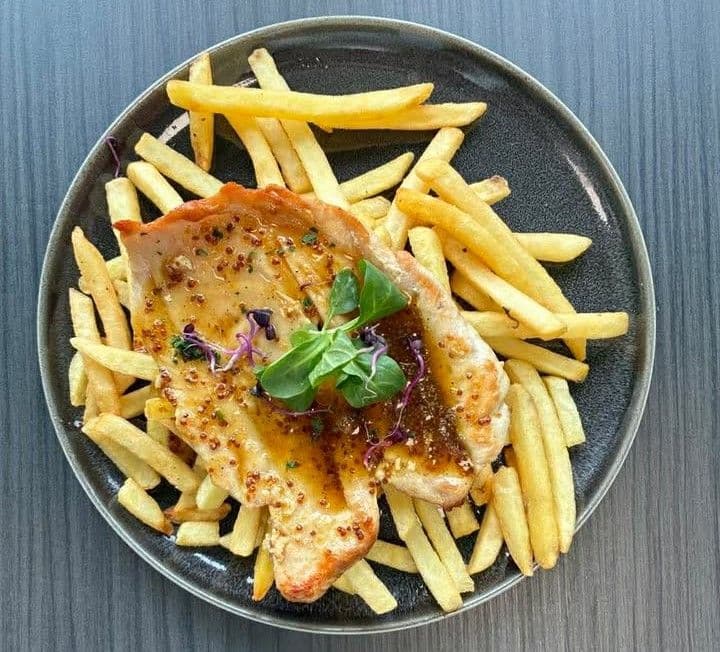 Mézes-mustáros csirkemell frissen grillezve