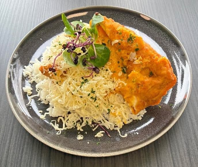 Cheddar sajttal, lilahagymával és jalapeño paprikával töltött, rántott borda