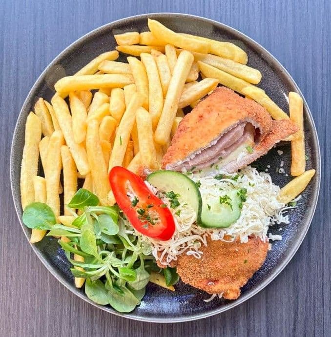 Cordon Bleu (sajttal, sonkával töltött rántott karaj)