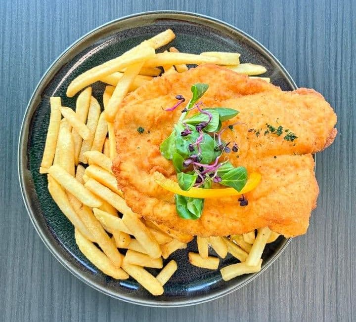 Cheddar sajttal, lilahagymával és jalapeño paprikával töltött, rántott csirkemell