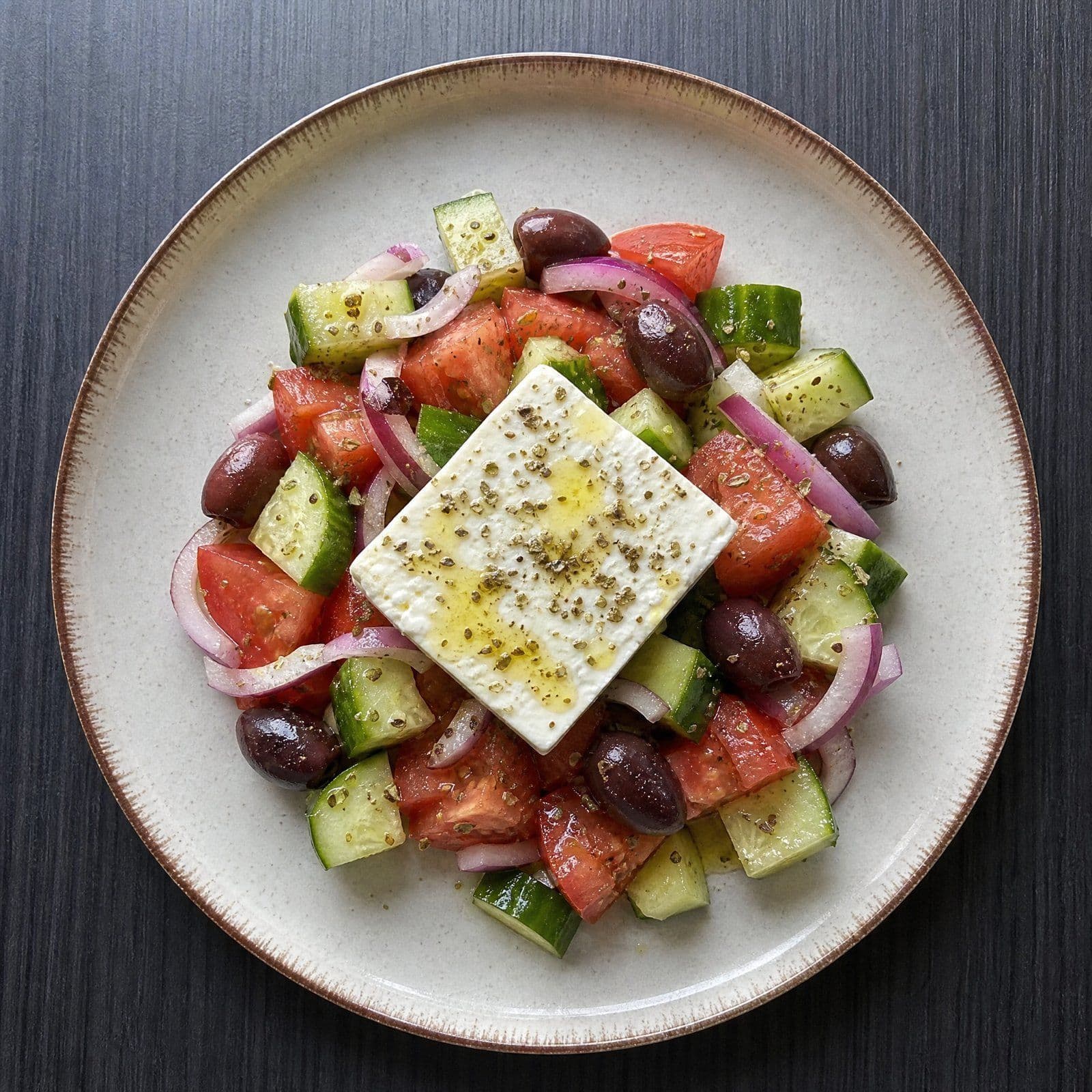 Görög saláta (feta, olívabogyó, uborka), kertész saláta