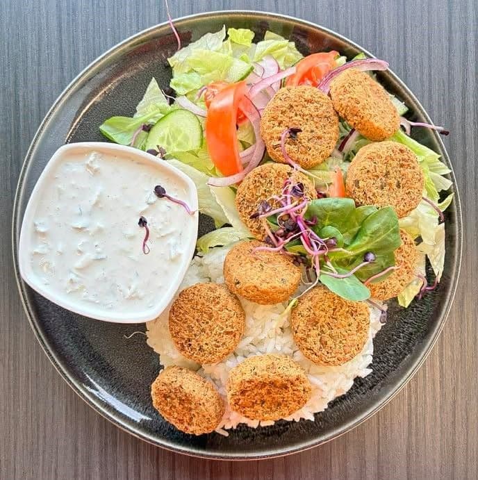 Falafel tál (csicseriborsó fasírt), saláta, rizs, tzatziki
